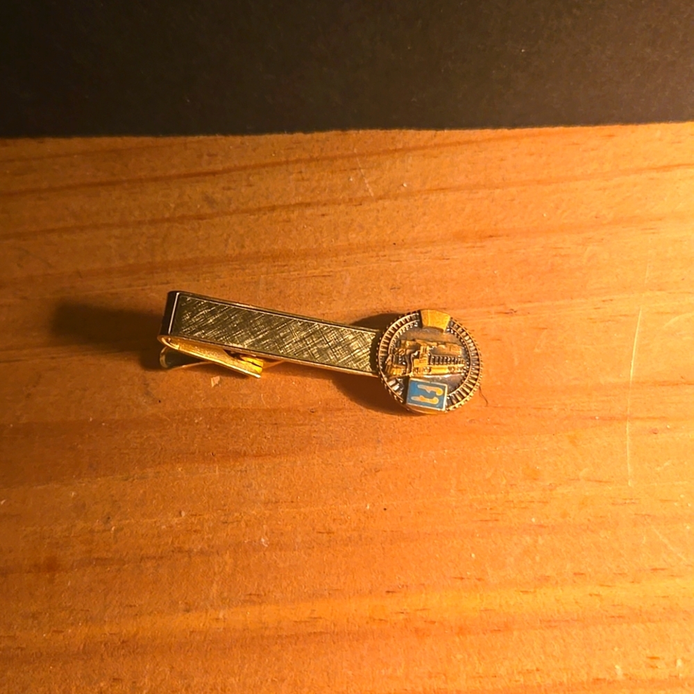 UNIQUE BURLINGTON NORTHERN RAILROAD GOLD TIE PLATED TIE BAR